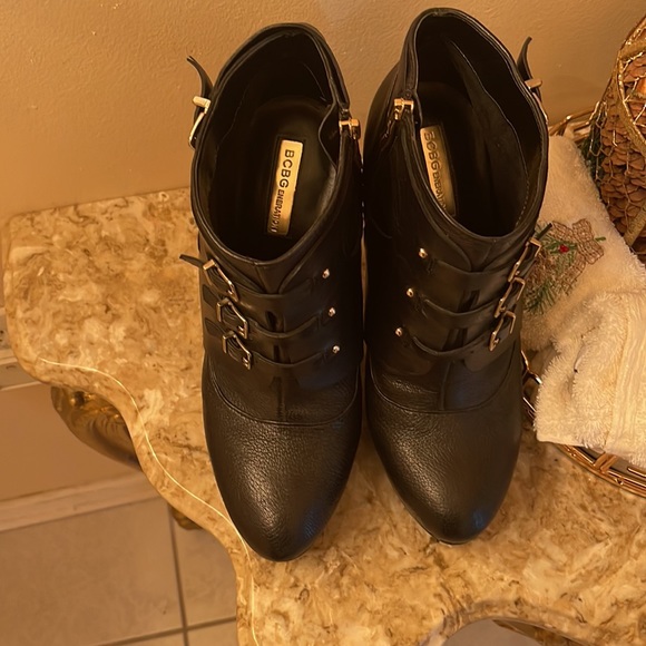 BCBGeneration | Welsh’ Leather Platform Booties W/ Gold Buckles Size 10 - Picture 3 of 7
